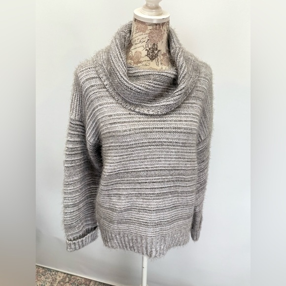 OLIVE & OAK Gray and white fuzzy cowl neck sweater size L - Picture 8 of 13